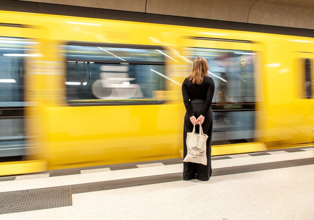 woman train subway transport 7558886